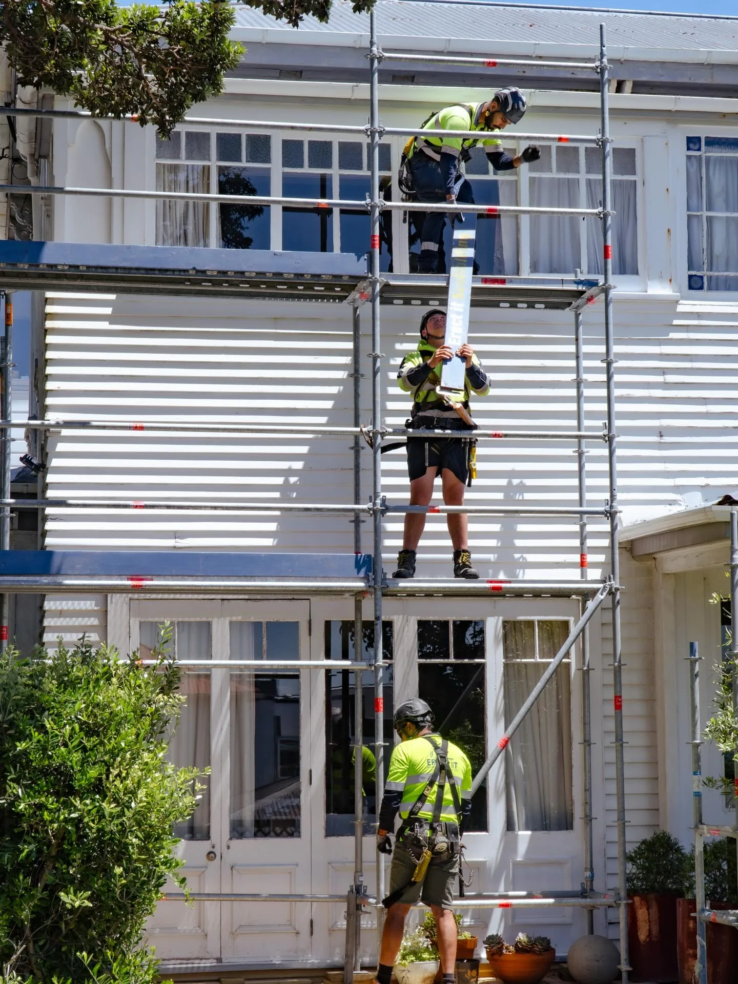 Erect It Scaffolding crew erecting multi-level scaffolding on a classic weatherboard villa in Mount Victoria, Wellington